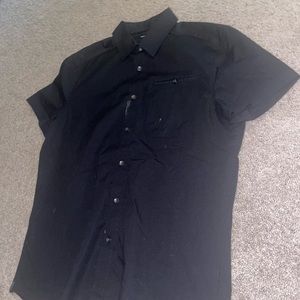 Medium short sleeve black button up